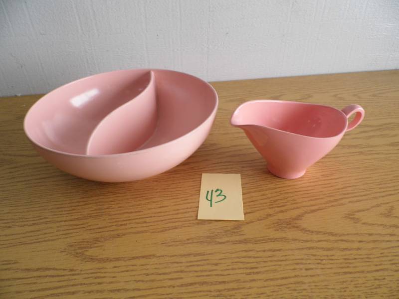 lot 43 image: 2 Pieces Melmac Dishes