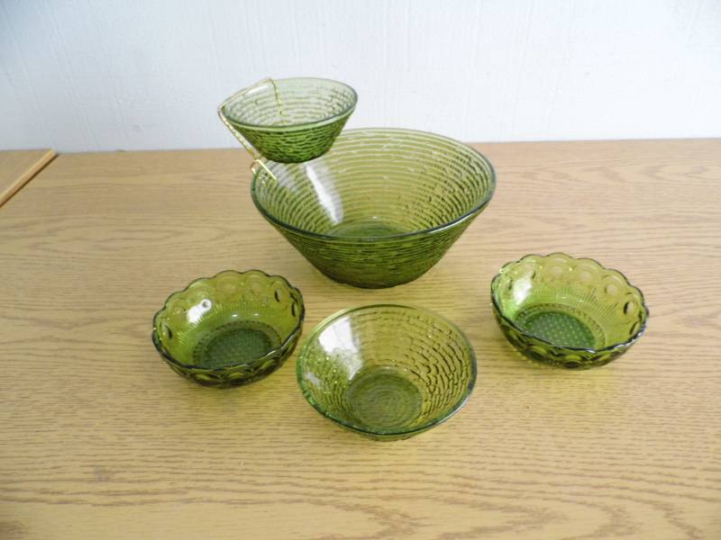 lot 44 image: Vintage Green Glassware