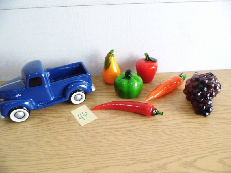 lot 46 image: Ford Planter - Glass Vegatbles