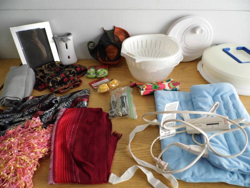 lot 53 image: Scarves - Kitchen Misc - Heating Pad