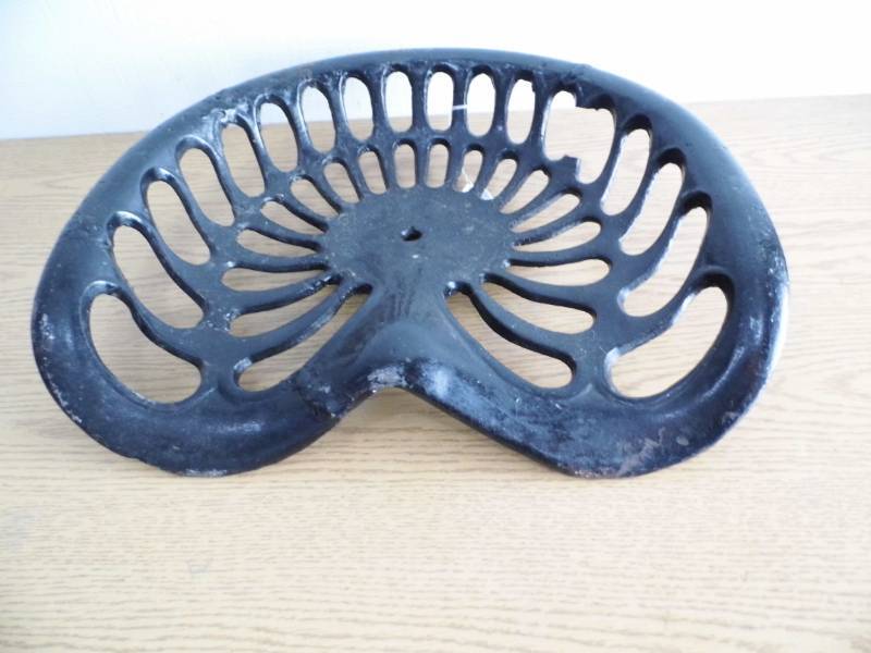 lot 77 image: Cast Iron Tractor Seat