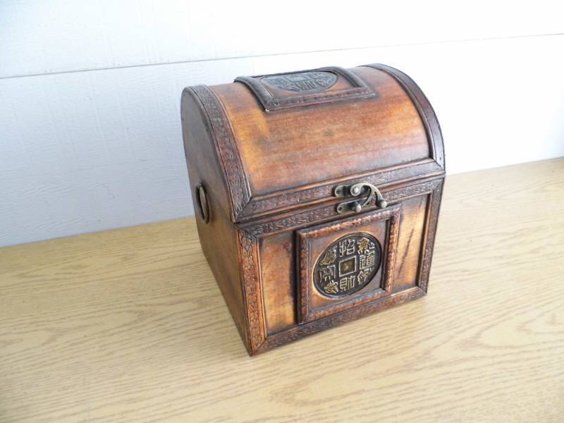lot 96 image: Lot of 2 Decorative Trunks