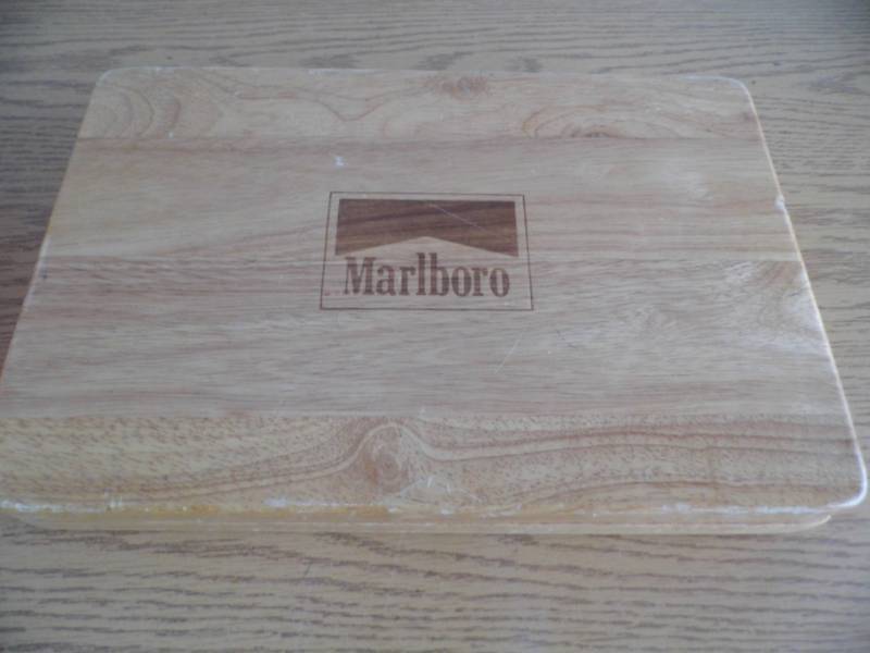 lot 104 image: Marlboro Poker Set