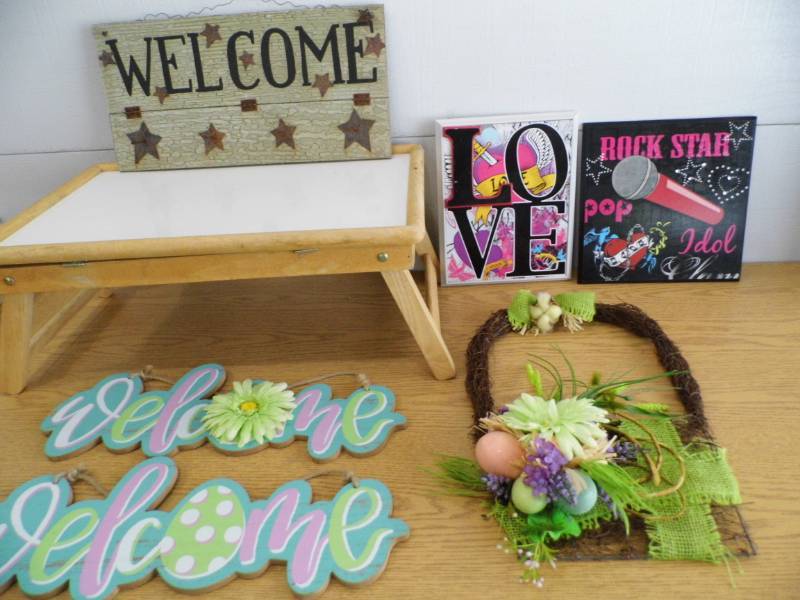 lot 136 image: TV Tray - Decor