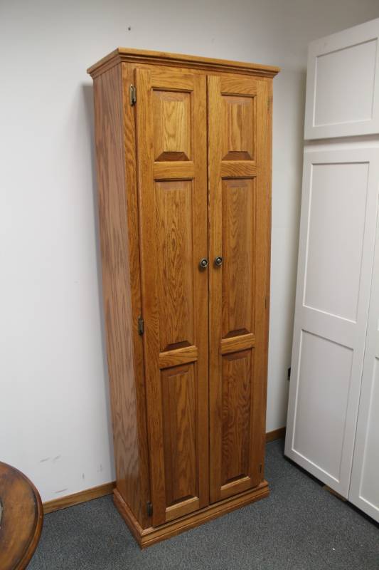 lot 26 image: Wood 5 Shelves Cabinet