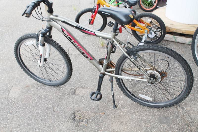 lot 9 image: Schwinn Ranger 24 Bicycle 21 Speed