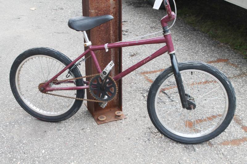 lot 16 image: MONGOOSE Teamssue 20 Boys Bicycle