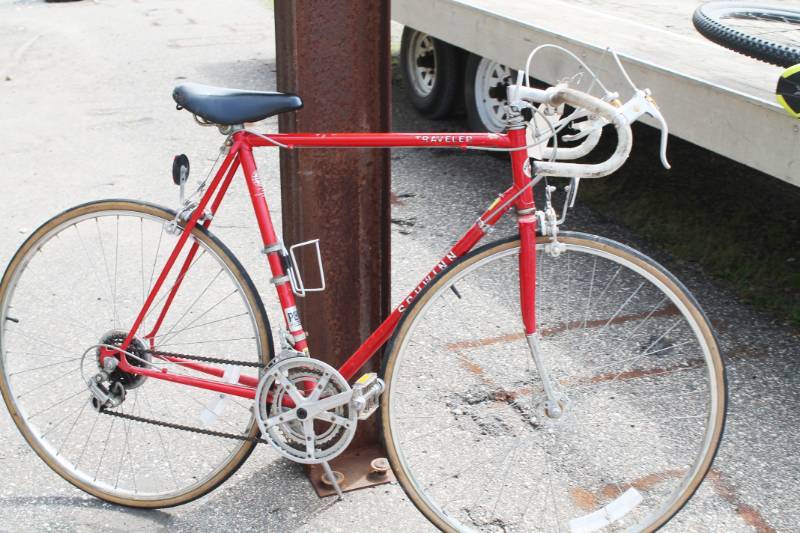 lot 31 image: Schwinn Traveler Race Bike 29 Men Bicycle