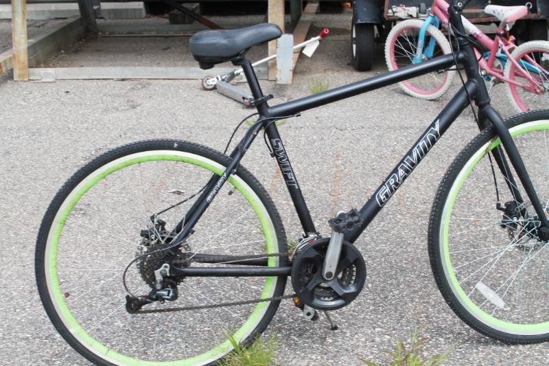 lot 32 image: Gravity Swift 15 Speed 26 Men Bicycle