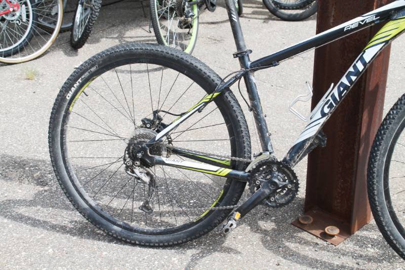 lot 36 image: GIANT 29 Men Bicycle