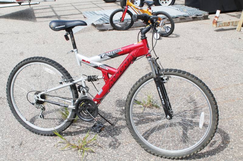 lot 37 image: MAGNA Exitor 21 Speed 24 Men Bicycle