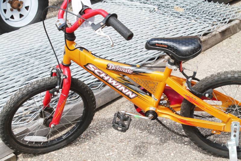lot 38 image: Schwinn Detonate Children Bicycle