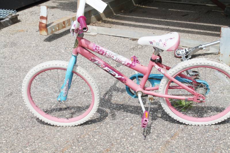 lot 39 image: HUFFY Sea Star Children Girl Bicycle