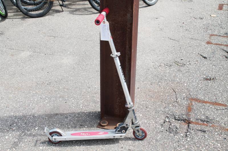 lot 42 image: RAZOR Scooter