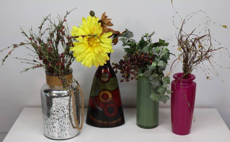 lot 7 image: (4) Vases