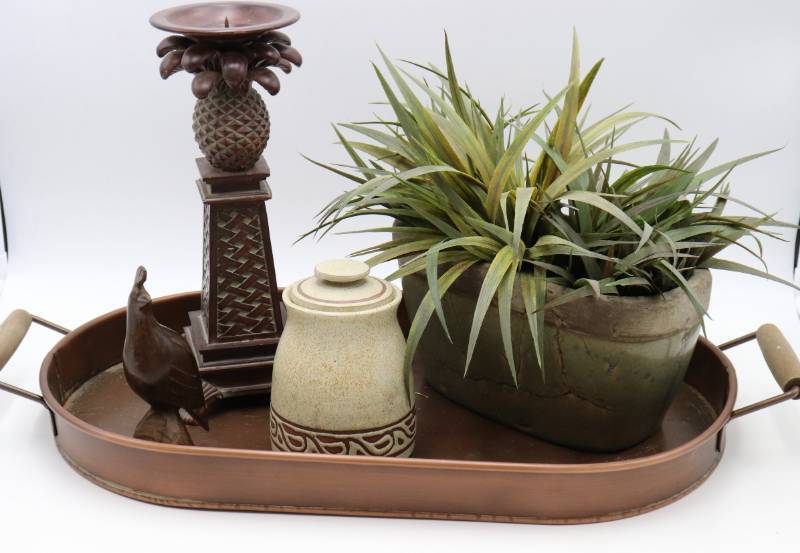 lot 12 image: Household Dcor Items