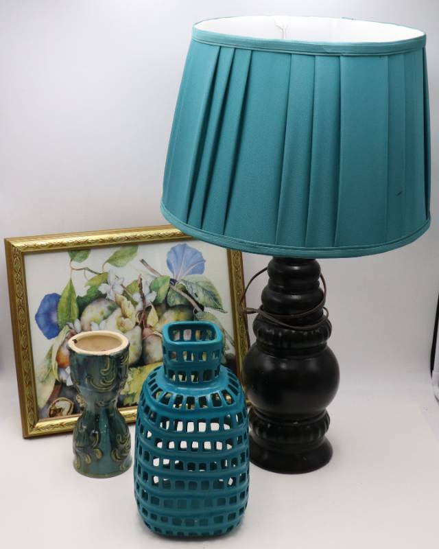 lot 20 image: Household Dcor Items