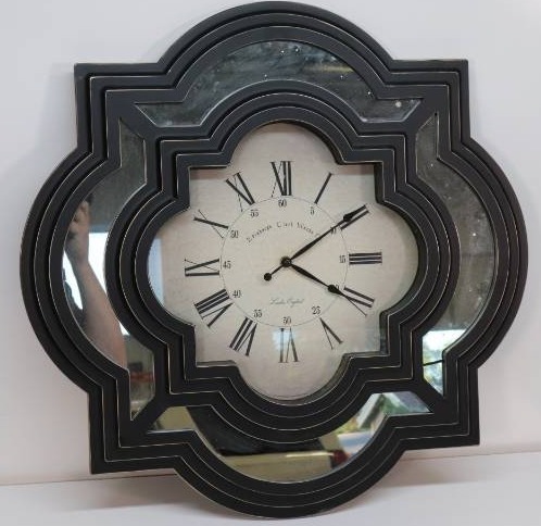 lot 28 image: Decorative Clock