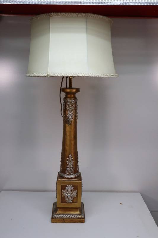 lot 30 image: Decorative Lamp Shade