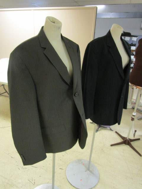 lot 308 image: MENS BLAZERS SIZE 44 R
