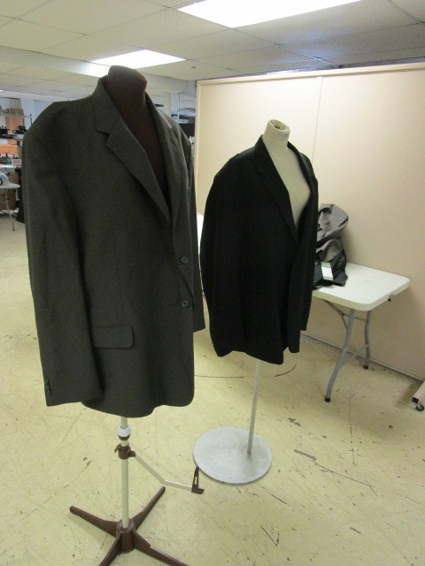 lot 315 image: MENS BLAZERS SIZE 56