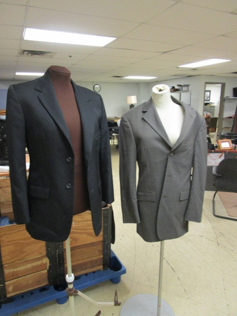 lot 303 image: MENS BLAZERS SIZE 40