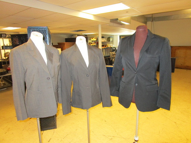 lot 346 image: WOMENS BLAZER SIZE 6