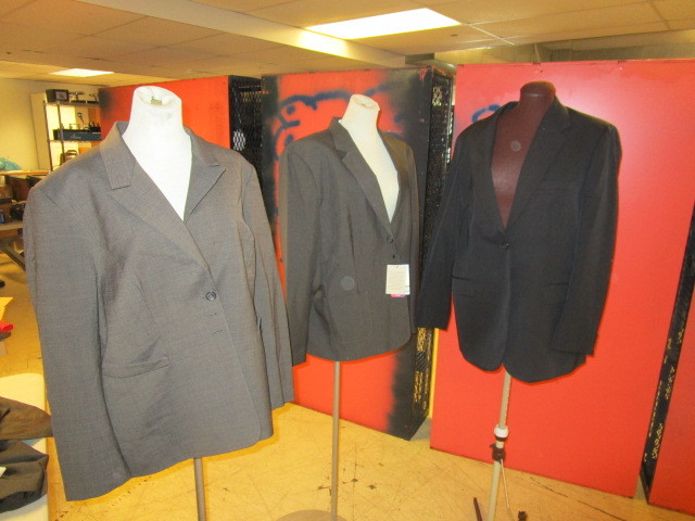 lot 353 image: WOMENS BLAZER SIZE 20