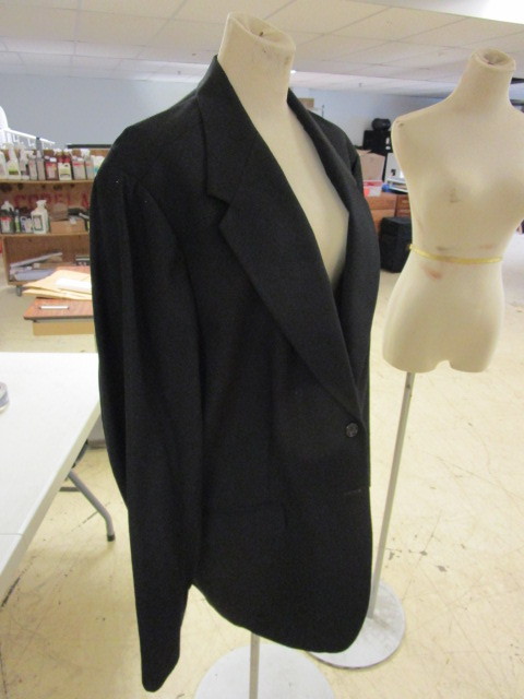 lot 357 image: WOMENS BLAZER SIZE 28