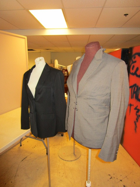 lot 352 image: WOMENS BLAZER SIZE 18