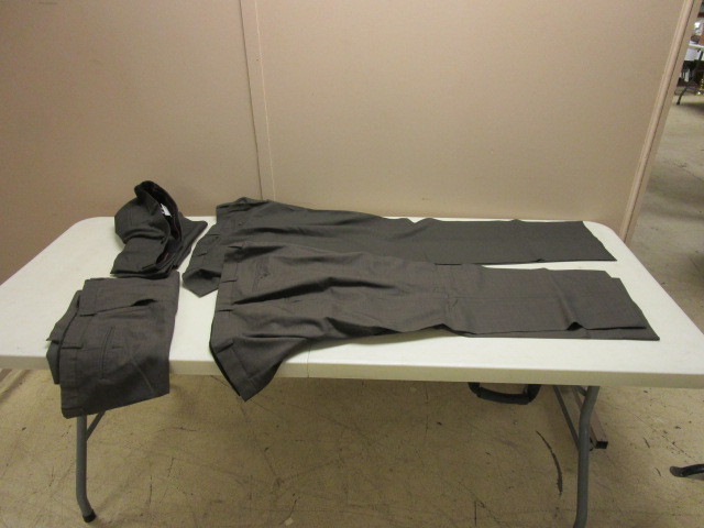 lot 341 image: MENS PANTS SIZE 46