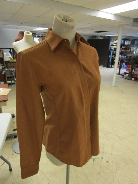 lot 358 image: WOMENS SHIRTS SIZE XS & 2XS