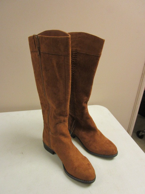 lot 387 image: FOUR PAIRS OF NEW BOOTS SIZE 8 12