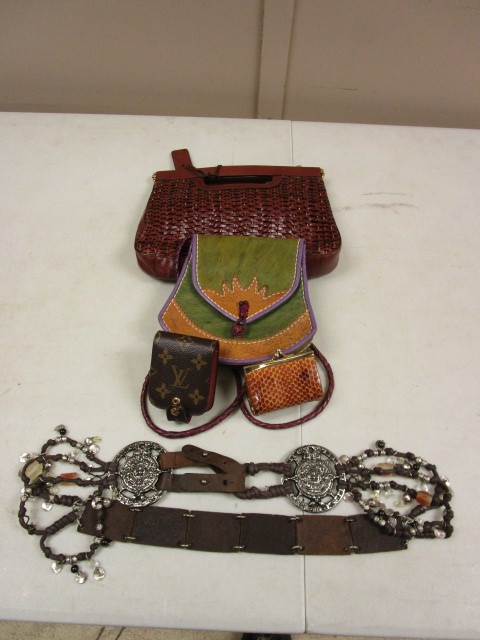 lot 400 image: WOMENS PURSES AND BELT