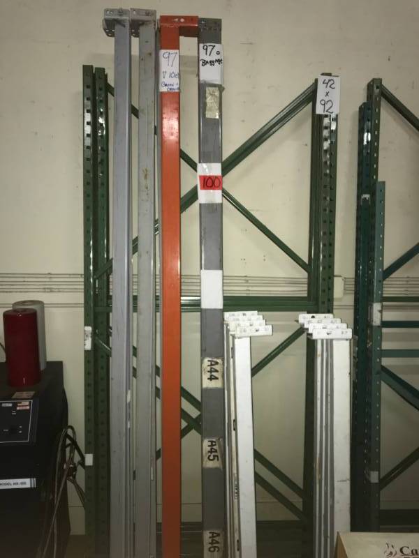 lot 100 image: Teardrop Pallet Rack