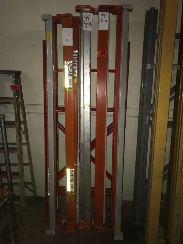 lot 119 image: Teardrop Pallet Rack