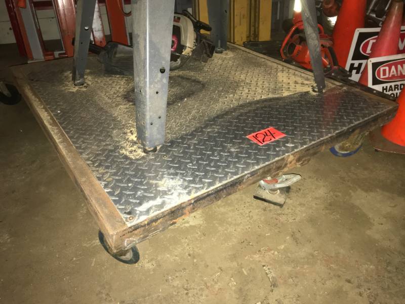 lot 124 image: Super heavy duty platform with heavy duty wheels & brake