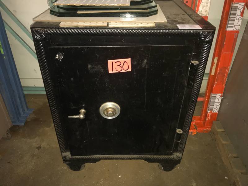 lot 130 image: Antique Safe Black (Approx 900 lbs) wcombo