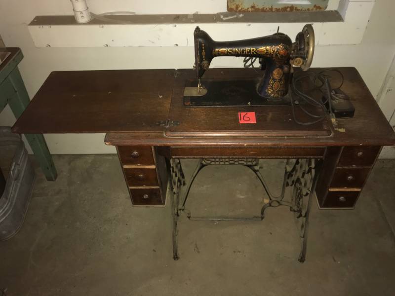 lot 16 image: Antique Singer Sewing Machine