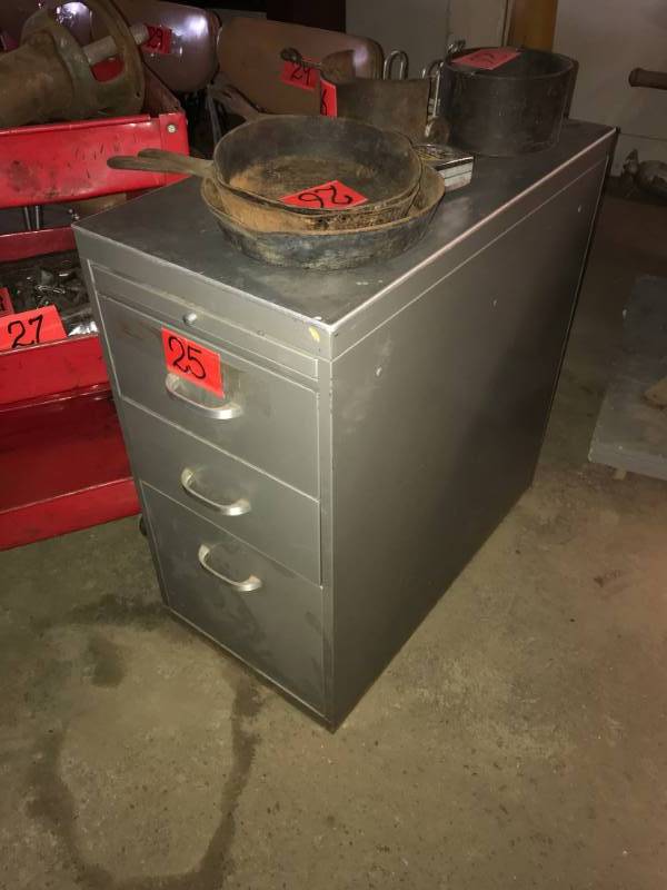 lot 25 image: Heavy Duty 3 Drawer Tool Cabinet