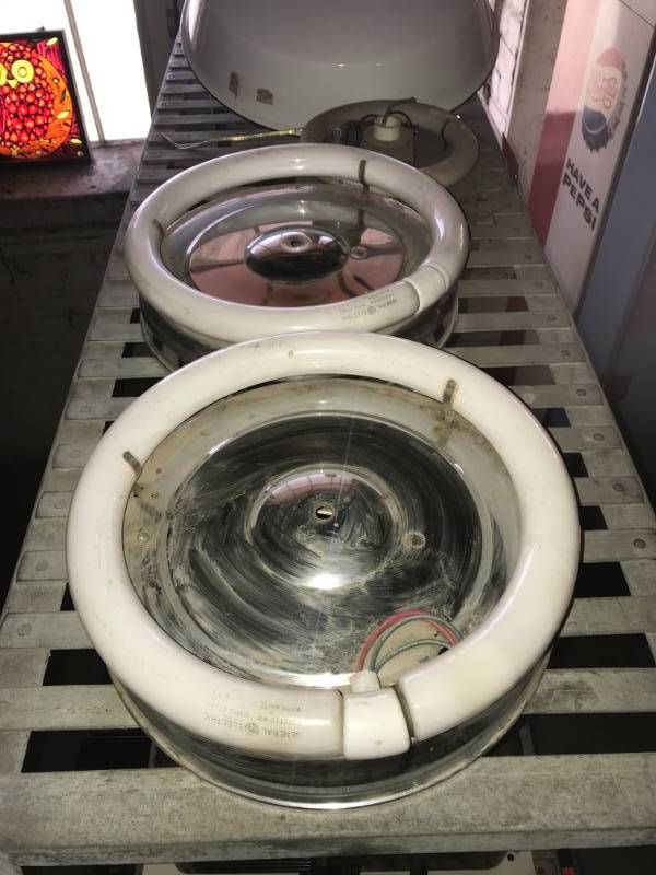 lot 33 image: 3- Halo Lite fixtures wbulbs, 1- Shop Lite (Meridan, CT USA), 1- clock (works) wlite needs bulb or starter