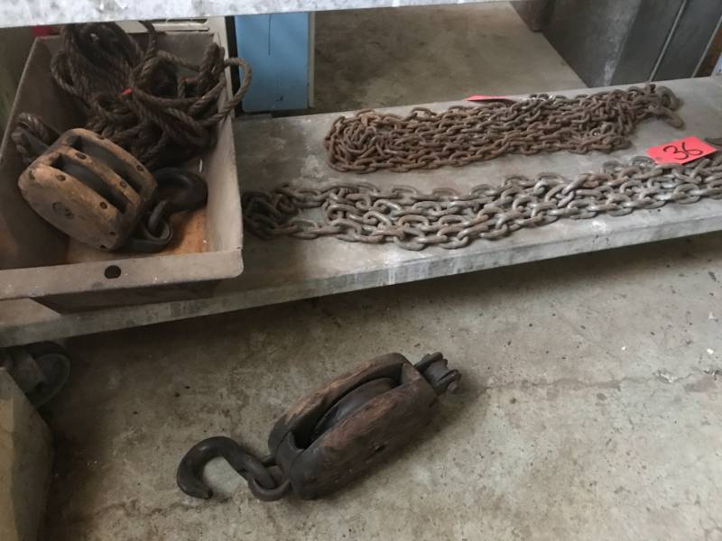 lot 36 image: 2- Wood Pulleys wrope, antique, 1- HD Log Chain whooks 14, 1- Very HD Log Chain whook 22