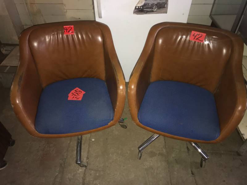 lot 42 image: Mid-Century Bucket Chairs Harter 1978 Leather