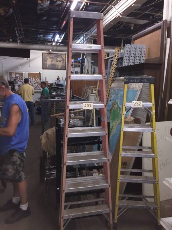 lot 233 image: Ladder Louisville 8 Fiberglass & Aluminum