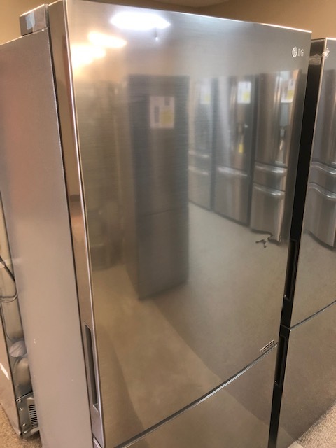 lot 4 image: LG Refrigerator