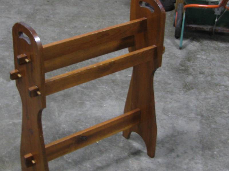 lot 8 image: Quilt Rack