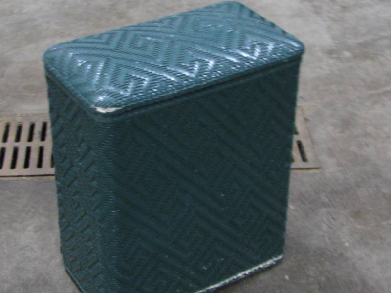 lot 11 image: Vintage Woven Clothes Hamper