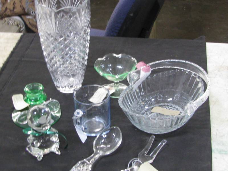 lot 18 image: Misc Glassware
