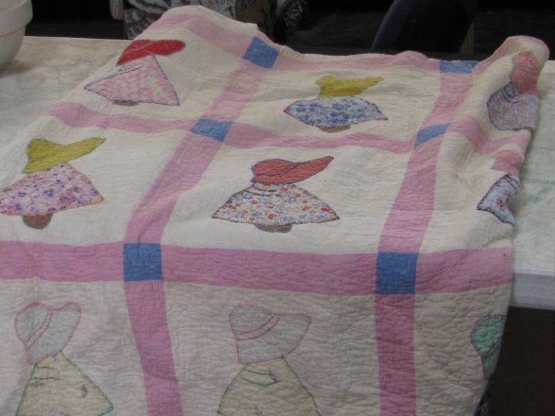 lot 21 image: Sun Bonnet Sue Quilt