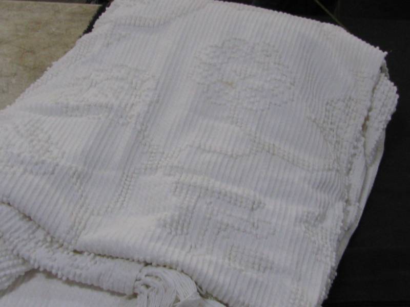 lot 22 image: Chenille Bedspread